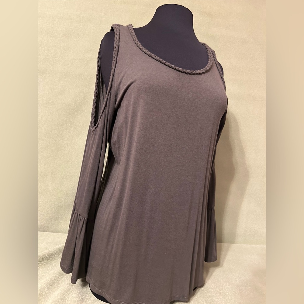 Cute Olive Green top with shoulder cut outs!